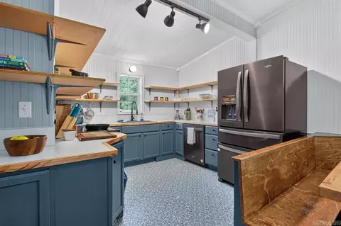 Kitchen - 400 Aden Ave, Haskell, AR 72015 photo 2 of 4