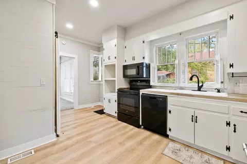 Kitchen - 225 E Conway St, Benton, AR 72015 photo 1 of 5