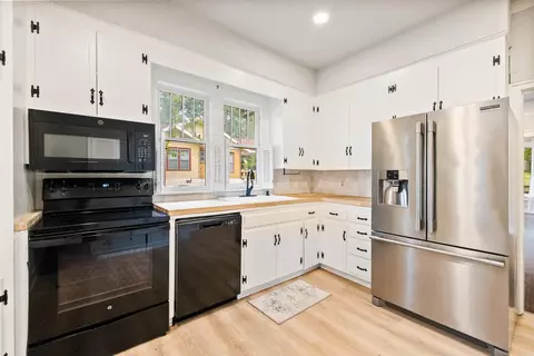 Kitchen - 225 E Conway St, Benton, AR 72015 photo 4 of 5