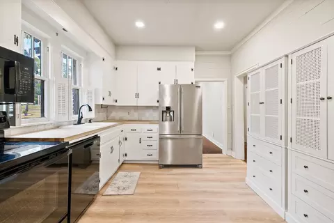 Kitchen - 225 E Conway St, Benton, AR 72015 photo 2 of 5