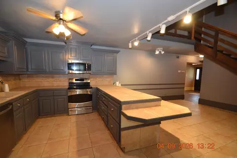 Kitchen - 1524 Morning Glory Ln, Bryant, AR 72103 photo 2 of 2