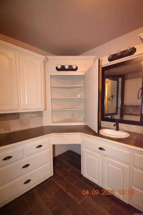 Bath - 1524 Morning Glory Ln, Bryant, AR 72103 photo 6 of 7