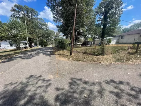 Exterior - 1118 N Pine St, De Queen, AR 71832 photo 9 of 11