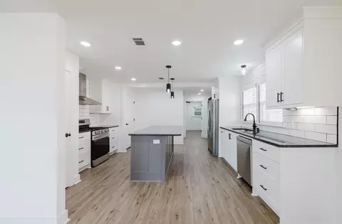 Kitchen - 213 E Narroway, Benton, AR 72015 photo 2 of 9