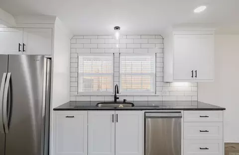 Kitchen - 213 E Narroway, Benton, AR 72015 photo 7 of 9