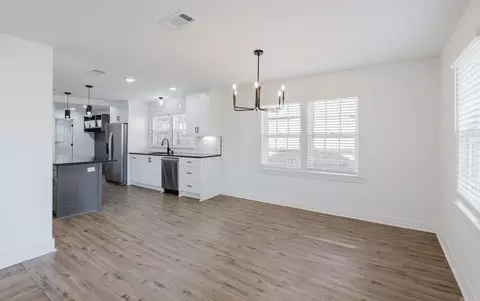 Dining - 213 E Narroway, Benton, AR 72015 photo 1 of 1