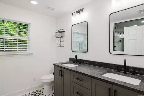 Bath - 213 E Narroway, Benton, AR 72015 photo 1 of 5