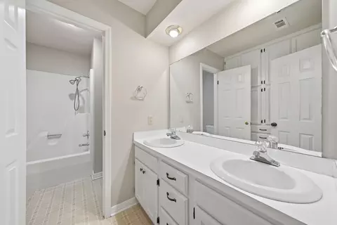 Bath - 3009 Willow Run Dr, Conway, AR 72032 photo 2 of 5