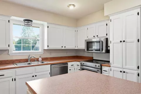 Kitchen - 3009 Willow Run Dr, Conway, AR 72032 photo 8 of 8