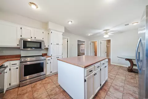 Kitchen - 3009 Willow Run Dr, Conway, AR 72032 photo 7 of 8