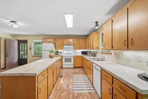 Kitchen - 4401 Peeler Bend Rd, Benton, AR 72019 photo 3 of 6
