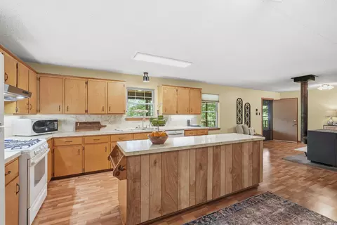 Kitchen - 4401 Peeler Bend Rd, Benton, AR 72019 photo 2 of 6