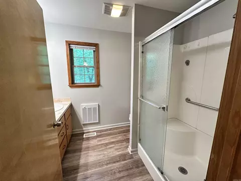 Bath - 4401 Peeler Bend Rd, Benton, AR 72019 photo 4 of 4