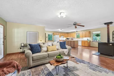 Living - 4401 Peeler Bend Rd, Benton, AR 72019 photo 2 of 3