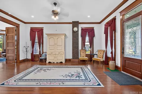 Entry Way - 206 E Cherry, Lonoke, AR 72086 photo 2 of 5