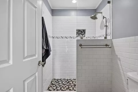 Bath - 701 Sheffield Dr, Bryant, AR 72022 photo 2 of 3