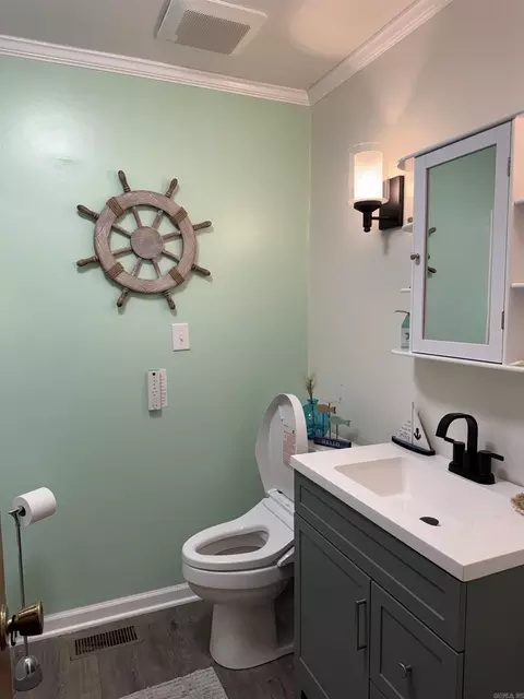 Bath - 701 Sheffield Dr, Bryant, AR 72022 photo 3 of 3