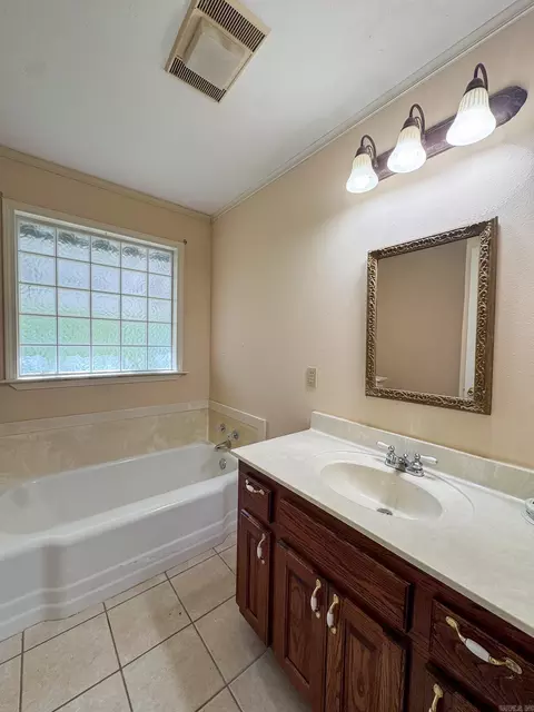 Bath - 11307 Samples Rd, Alexander, AR 72002 photo 2 of 2