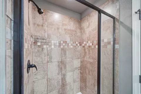 Bath - 3015 Gladstone Dr, Conway, AR 72032 photo 2 of 5