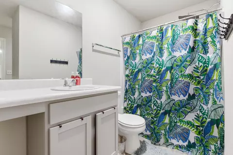 Bath - 1280 Meadows Dr, Benton, AR 72019 photo 1 of 4