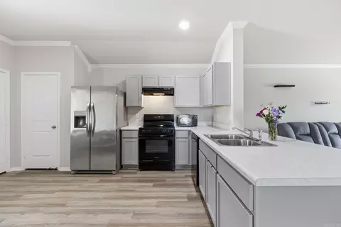 Kitchen - 1280 Meadows Dr, Benton, AR 72019 photo 2 of 3