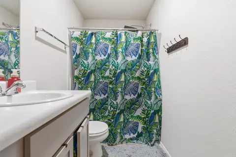 Bath - 1280 Meadows Dr, Benton, AR 72019 photo 2 of 4