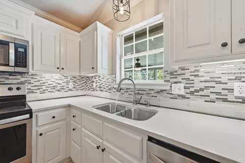 Kitchen - 11 Alfred Cv, Conway, AR 72034 photo 2 of 4