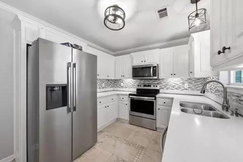Kitchen - 11 Alfred Cv, Conway, AR 72034 photo 4 of 4