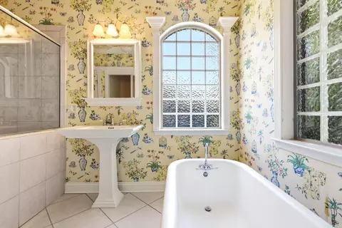 Bath - 7528 Worth Ave, Benton, AR 72019 photo 3 of 6