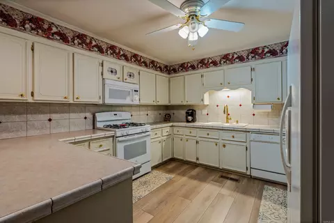 Kitchen - 8901 Dawn Dr, Mabelvale, AR 72103 photo 2 of 2
