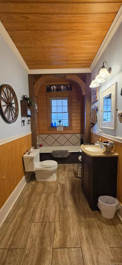Bath - 604 Jackson Ave, Wynne, AR 72396 photo 1 of 2