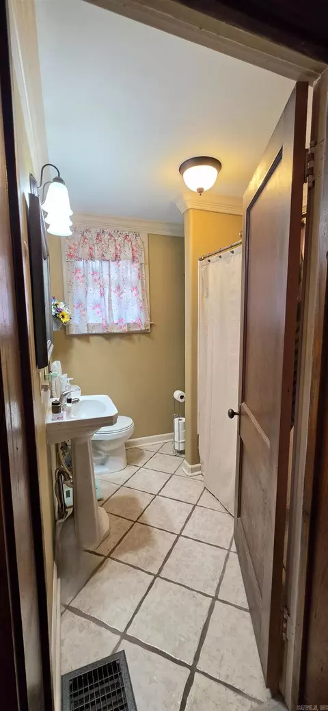 Bath - 604 Jackson Ave, Wynne, AR 72396 photo 2 of 2