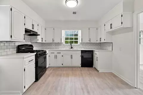 Kitchen - 12 Juniper Pl, Searcy, AR 72143 photo 1 of 3