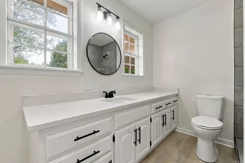 Bath - 12 Juniper Pl, Searcy, AR 72143 photo 1 of 4