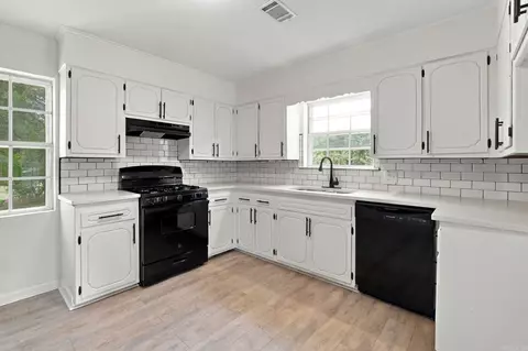 Kitchen - 12 Juniper Pl, Searcy, AR 72143 photo 2 of 3
