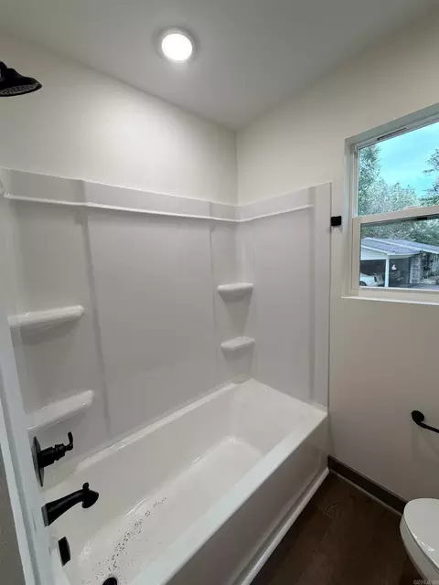 Bath - 120 Brookhaven Rd, Searcy, AR 72143 photo 4 of 4