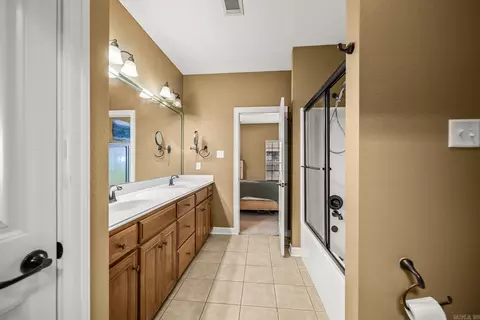 Bath - 14 Oak Tree Cir, Conway, AR 72032 photo 2 of 3