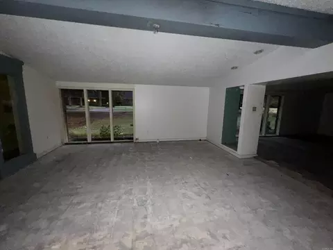 Living - 7 Longmeadow Dr, Pine Bluff, AR 71603 photo 11 of 12