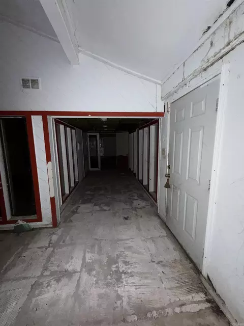 Entry Way - 7 Longmeadow Dr, Pine Bluff, AR 71603 photo 3 of 9