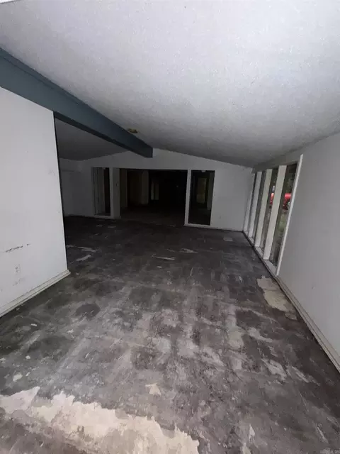 Living - 7 Longmeadow Dr, Pine Bluff, AR 71603 photo 2 of 12