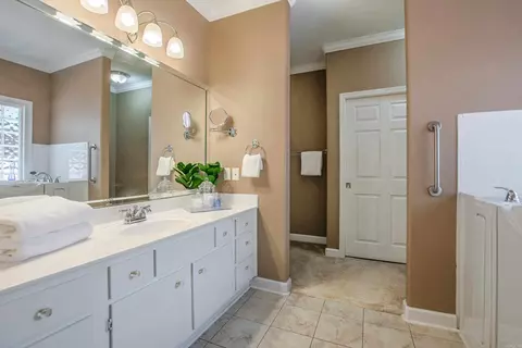 Bath - 2602 Laurel, Benton, AR 72015 photo 1 of 4