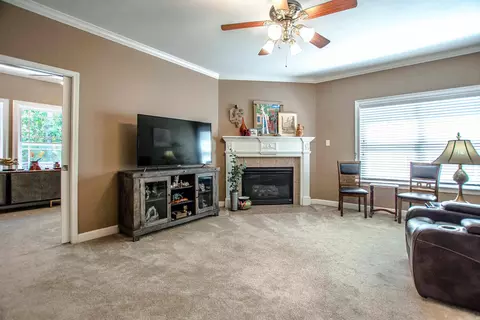 Living - 2602 Laurel, Benton, AR 72015 photo 4 of 9