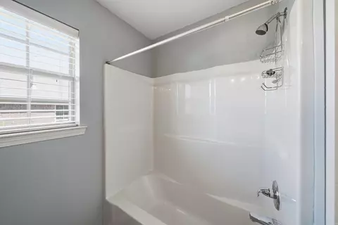 Bath - 1140 Georgetown Dr, Conway, AR 72034 photo 6 of 6