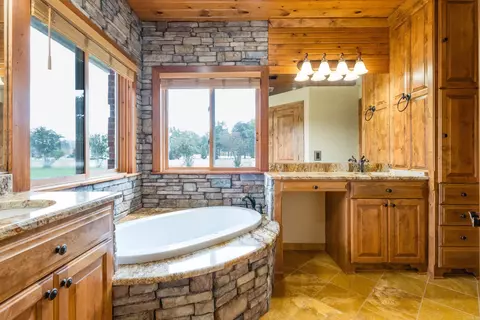 Bath - 17 Westin Dr, Conway, AR 72034 photo 3 of 6