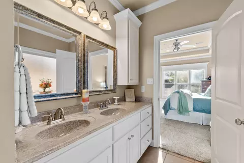 Bath - 1165 Calloway Dr, Conway, AR 72034 photo 4 of 5
