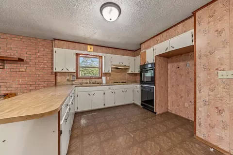 Kitchen - 662 Ottawa Rd, De Queen, AR 71832 photo 2 of 3