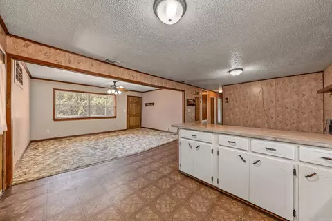 Living - 662 Ottawa Rd, De Queen, AR 71832 photo 5 of 8