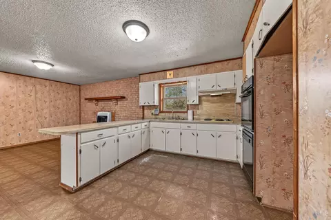Kitchen - 662 Ottawa Rd, De Queen, AR 71832 photo 3 of 3
