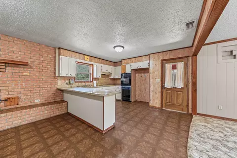 Kitchen - 662 Ottawa Rd, De Queen, AR 71832 photo 1 of 3