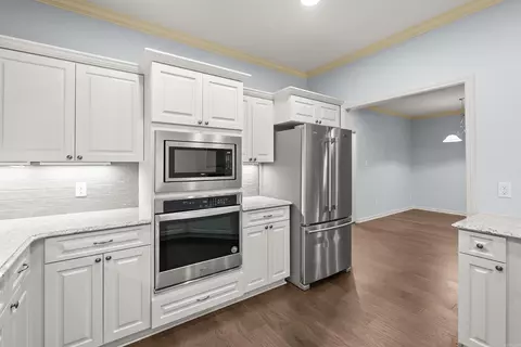 Kitchen - 617 Edgemoor Ter, Benton, AR 72015 photo 3 of 4